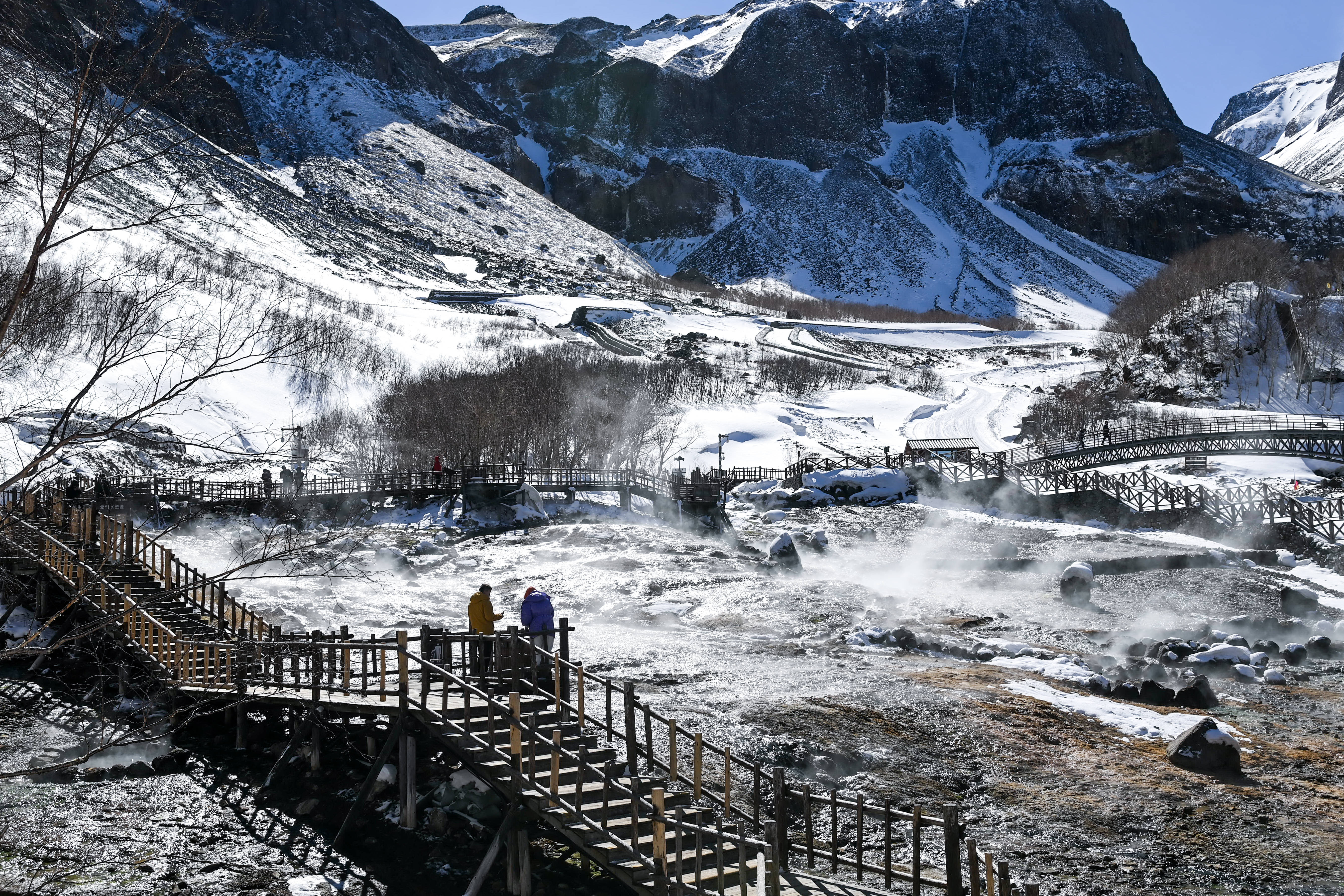 3月7日,游客在长白山景区内游览