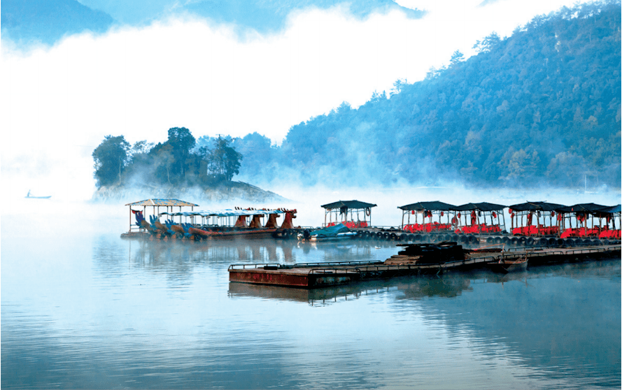 富春桃源集"山之清,水之秀,林之茂,洞之奇,村之静"于一身,一湖碧水