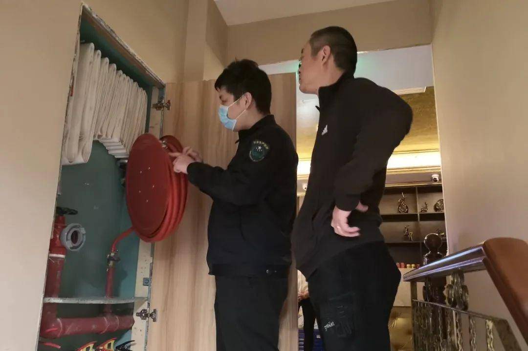 所深入辖区28家洗浴,足浴中心开展消防安全专项检查,全面排查火灾隐患