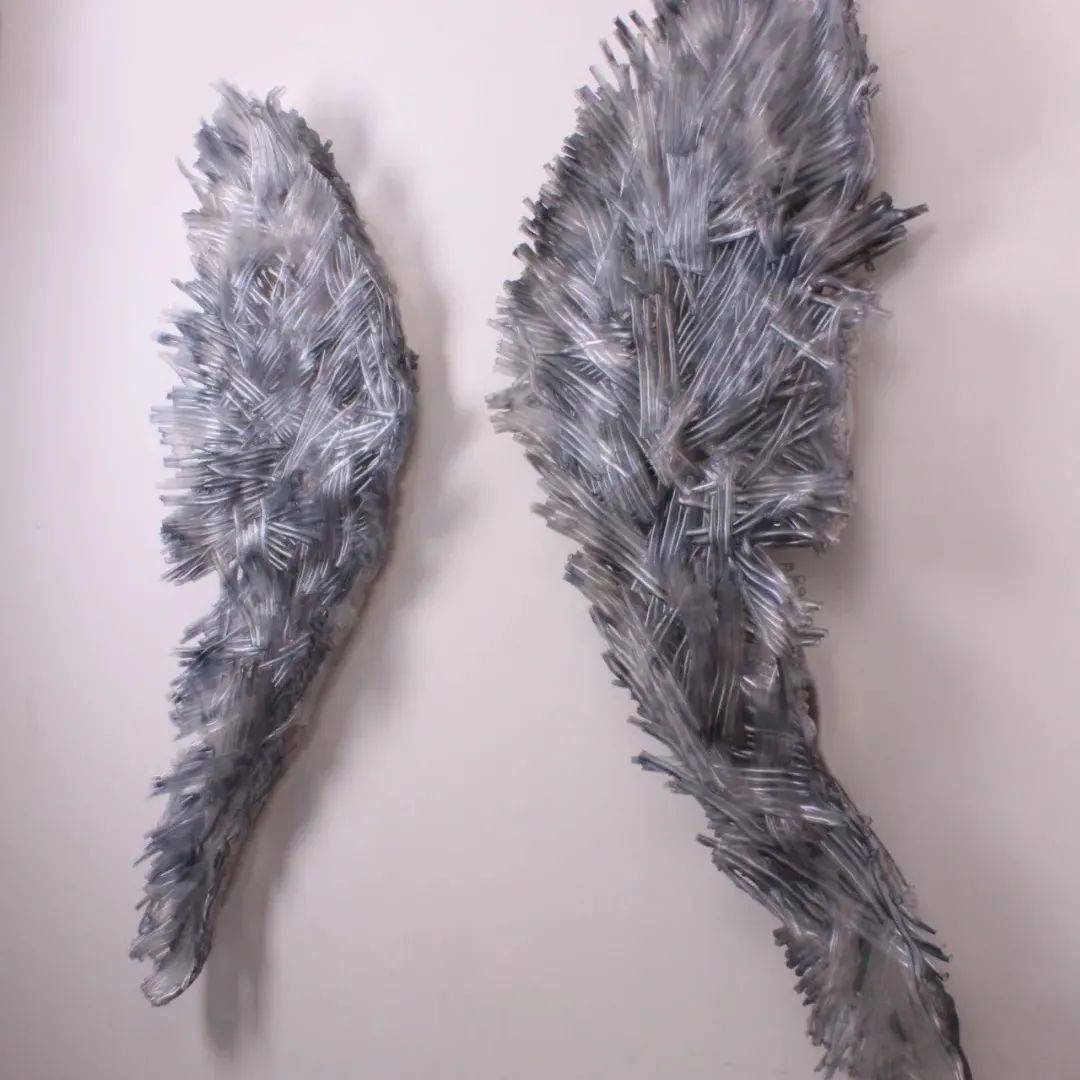 作品原名叫《天使在等待》,现在改名叫《折》,仍然保存在博物馆展出.