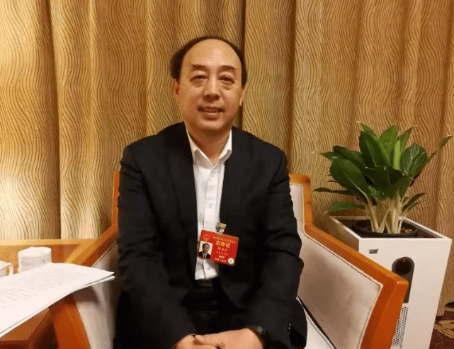 长期任教于华中师范大学,曾任武汉市江岸区副区长,武汉市教育局副局长