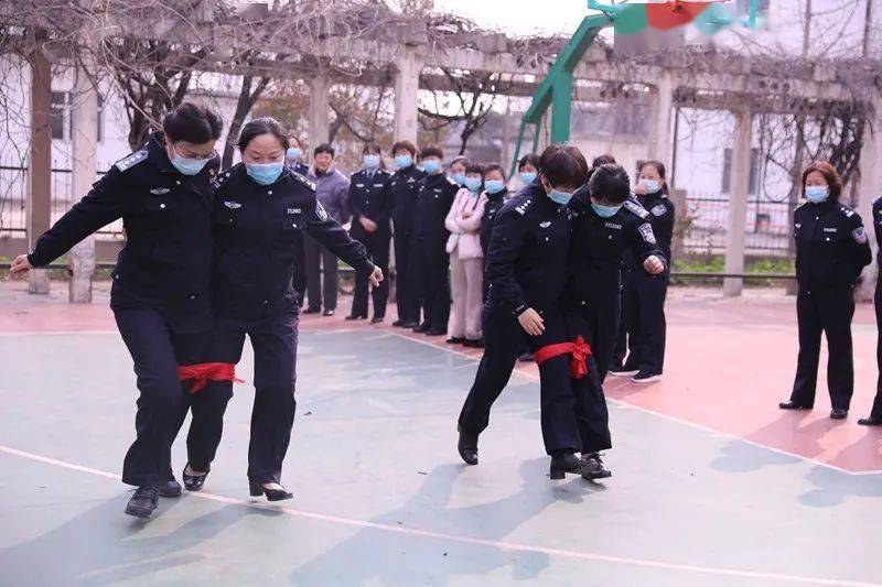 女警职工2人自由结合为一个小组,用红绸布绑住彼此的左右腿向前跑,在