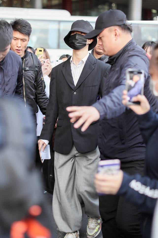 范丞丞真是长大了,穿西装肩膀又宽又直,21岁就有满满男性魅力