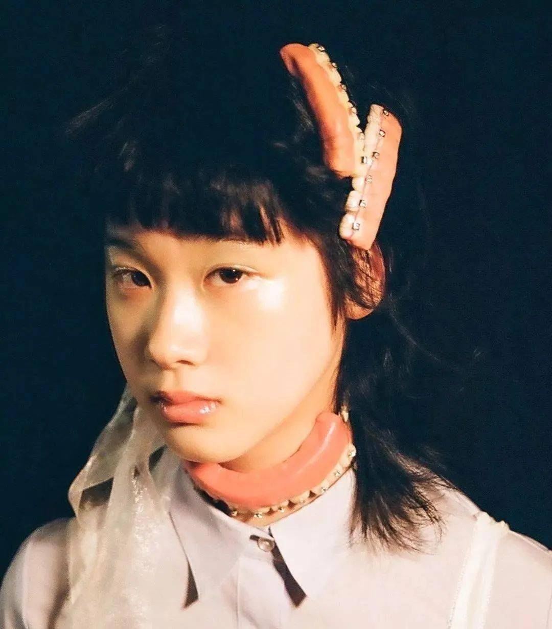 带着流血与结痂伤口的少女在餐桌上演绎了一场关于卡哇伊病态暴力美学