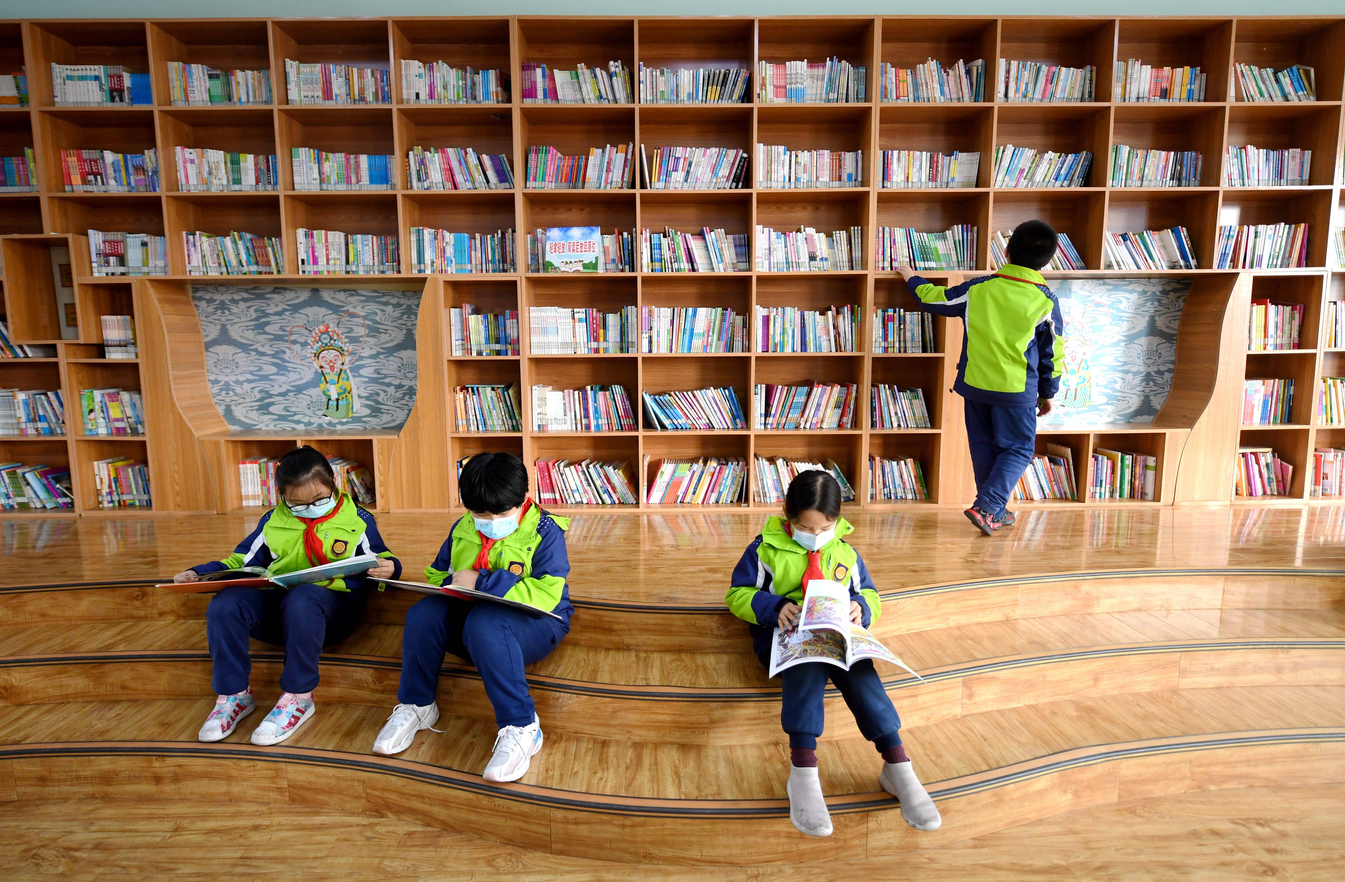 3月11日,石家庄市桥西区裕华西路小学参加课后托管的学生在图书馆读书