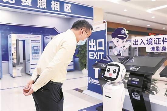 业务|禅城公安率先启用24小时智能服务机器人 业务出色 还能陪聊天