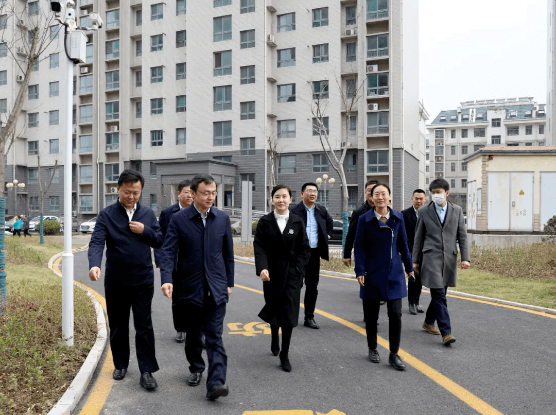 在邹平人才公寓,丁卫卫一行听取了相关负责人关于人才公寓规划建设