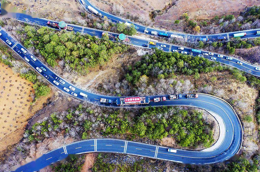 变压器运输车队在四川省凉山彝族自治州盐源县小高山的道路上行进