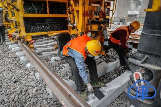 「镜头」京沪线迎来大修 看铁路枕木如何换新