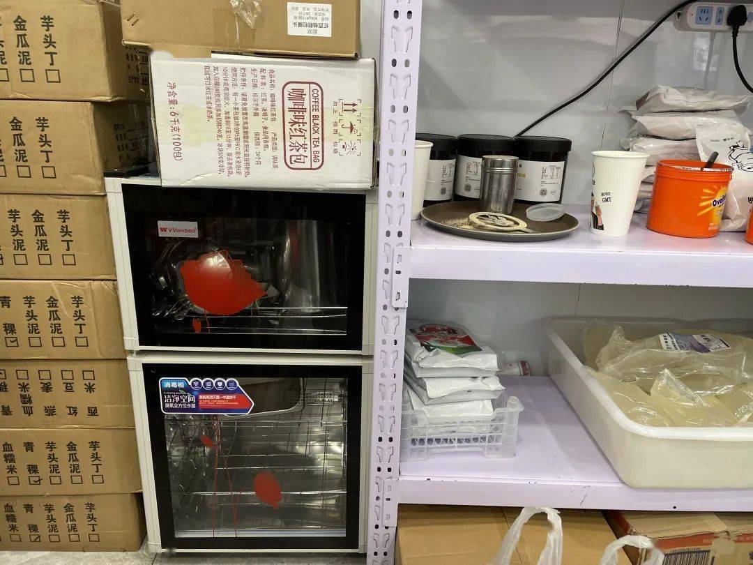 这是仓库,你们自行体会使用完的奶茶杯子等用品未及时清理部分半成品