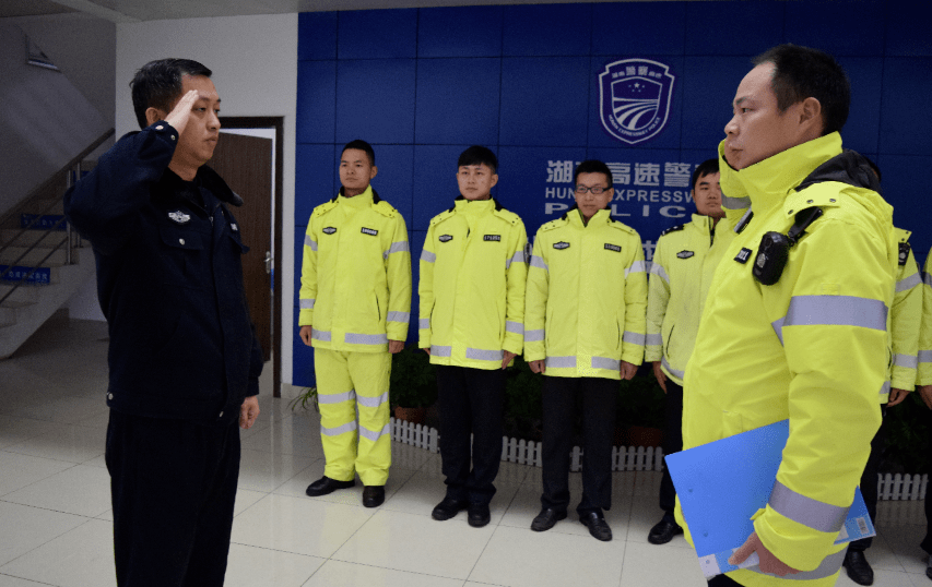 青春年华勤奉献履职尽责守初心他是全省百佳优秀公安民警肖丰平最美高