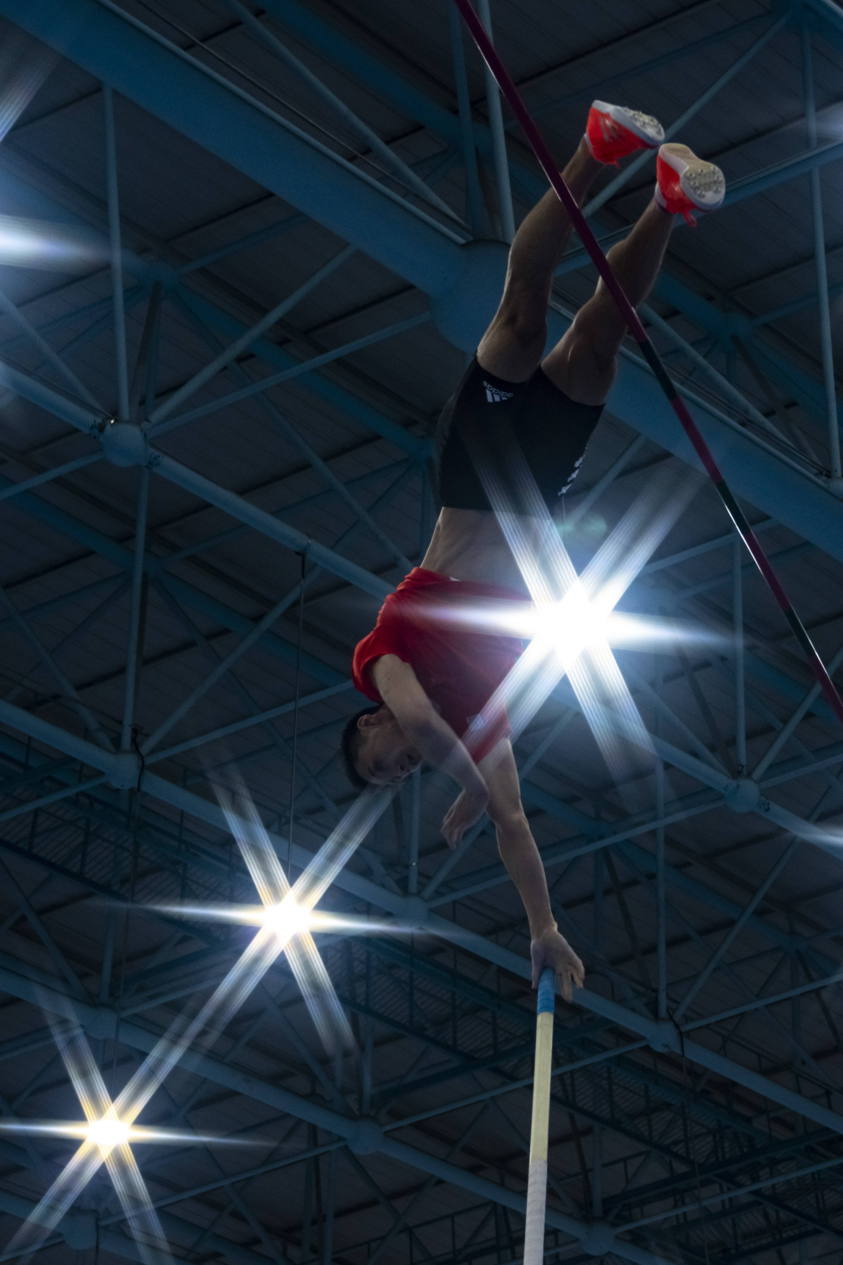 田径——2021室内田径邀请赛:男子撑杆跳高赛况