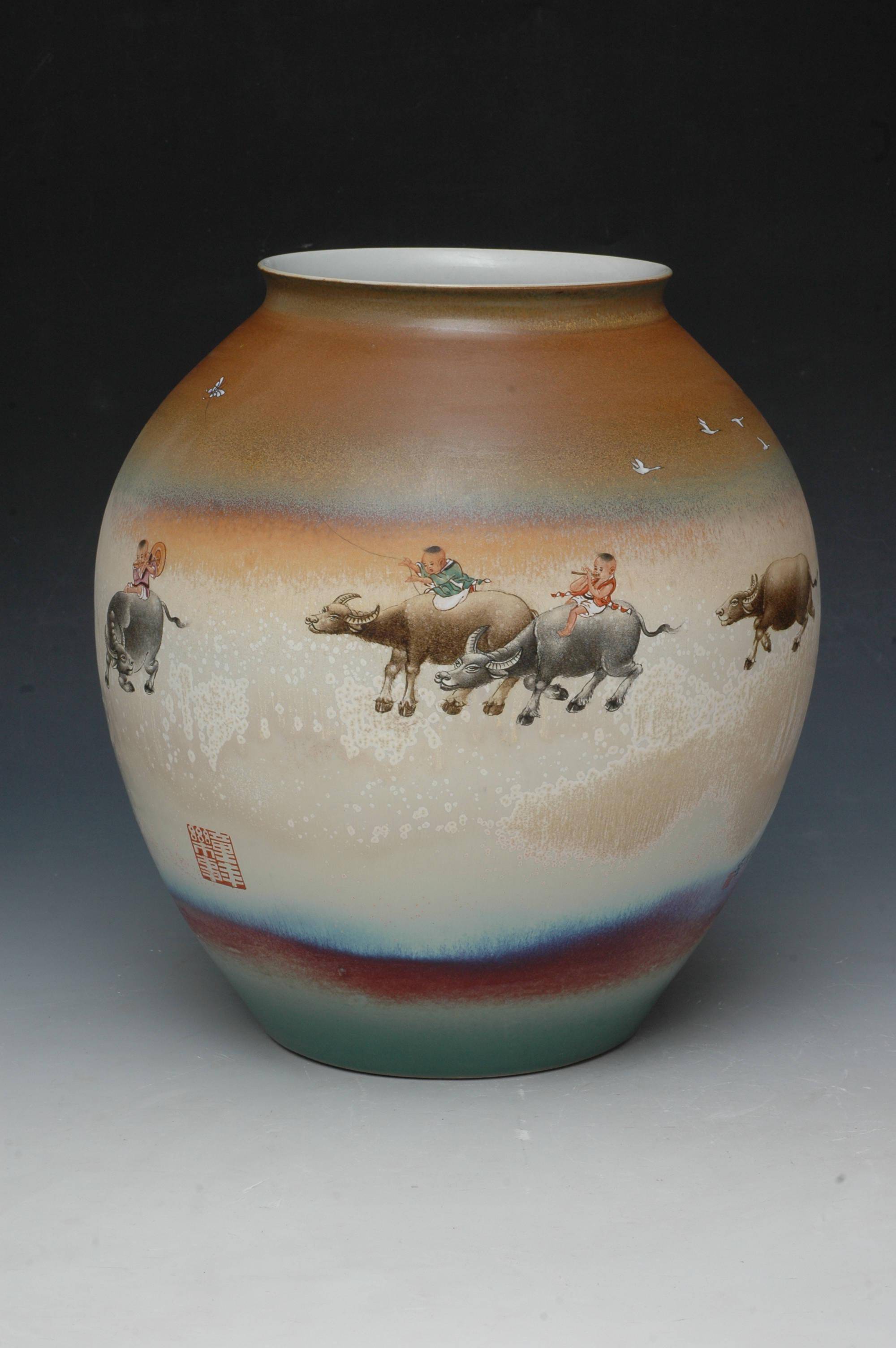 他的作品《牧歌》陶艺瓶,以现代坯体雕刻工艺装饰与变化万千的高温