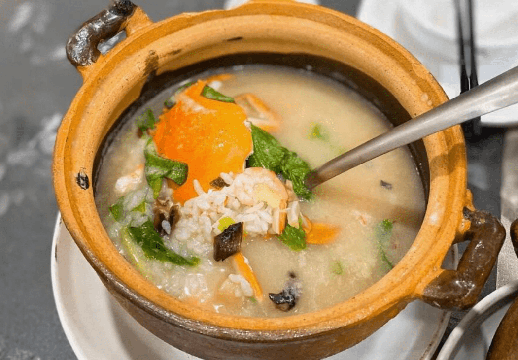 汕头这家砂锅粥,上过电视节目,一碗鲜虾粥20元,来吃的人真多