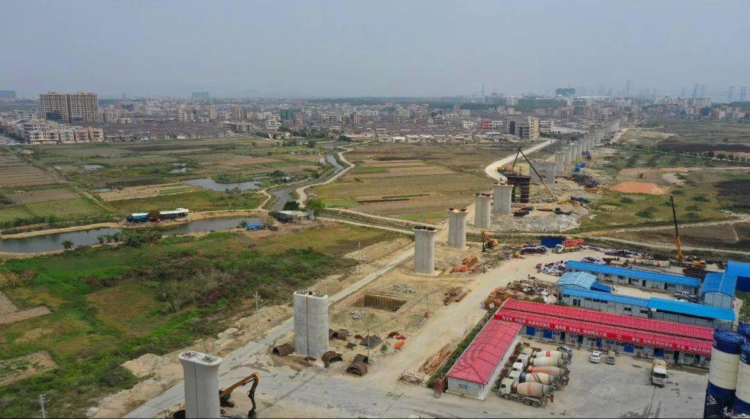 在潮阳区城东大道,汕汕铁路建设新地特大桥跨越现有路面.