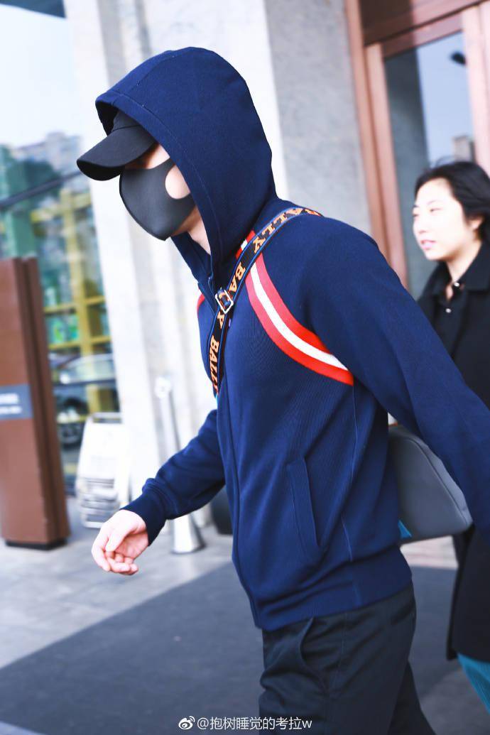 那年今日|邓伦长沙飞上海出发 休闲运动风演绎机场时尚_动态