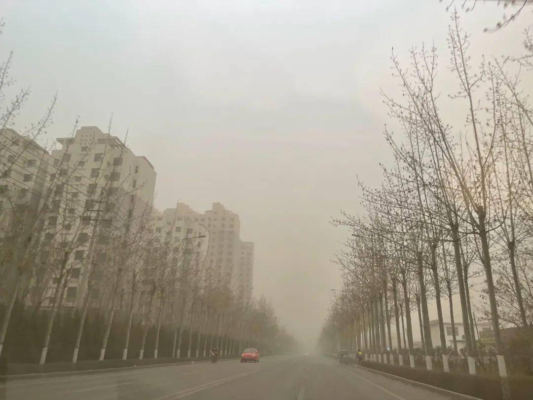 强沙尘暴来袭乌海最小能见度不足300米