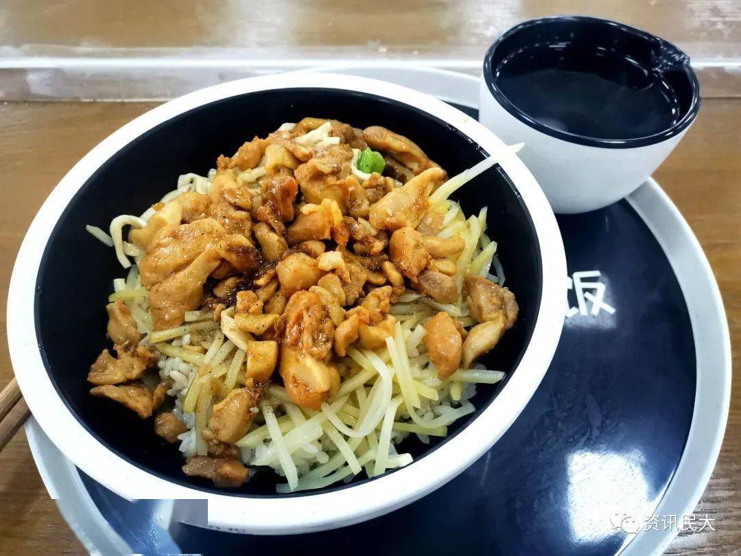 吸引其实是因为它的餐具实在高级,与食堂其他一些大铁盆铁碗格格不入