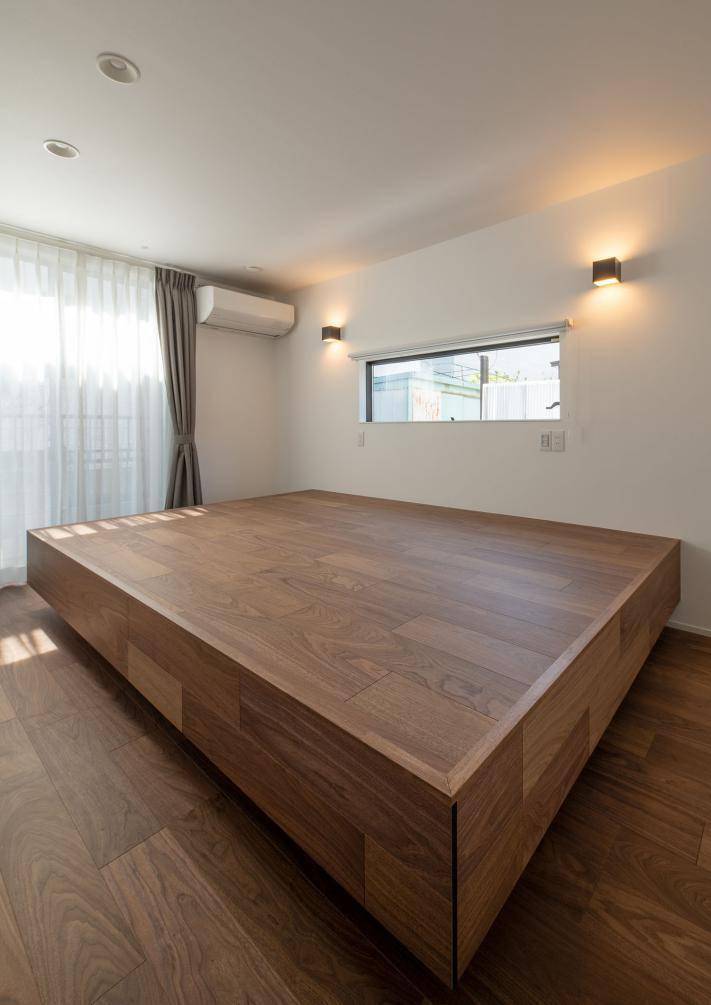 他坚持把客厅做成下沉式一家人坐地上电视柜和沙发都省了