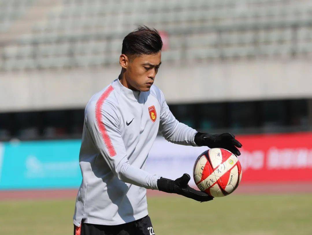 河北足球俱乐部青训梯队守门员教练牛磊,队员杜博睿,李亚峰,李