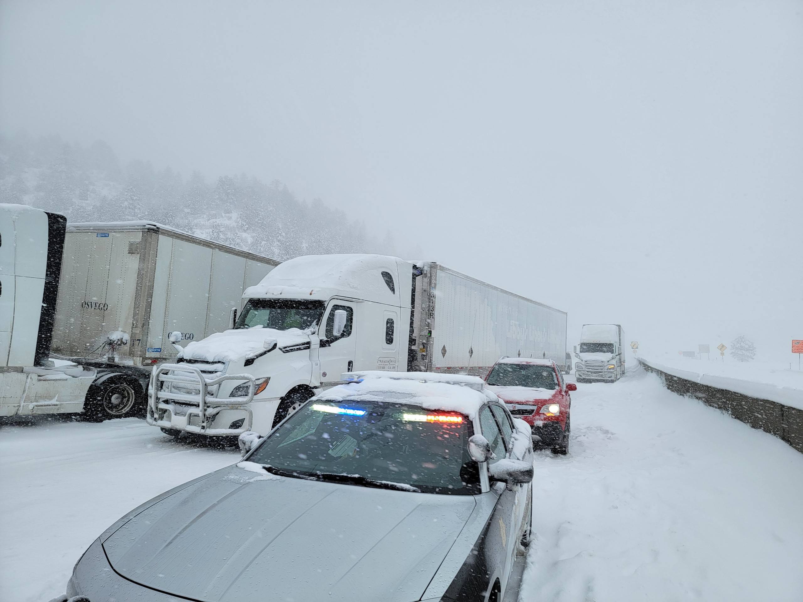 不少美国司机被大雪围困在公路上 来源:科罗拉多州公路巡逻队推特