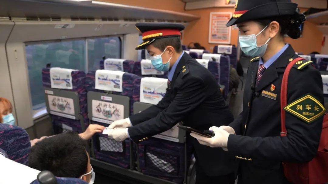 这名乘务员只有13岁背后真相令人动容