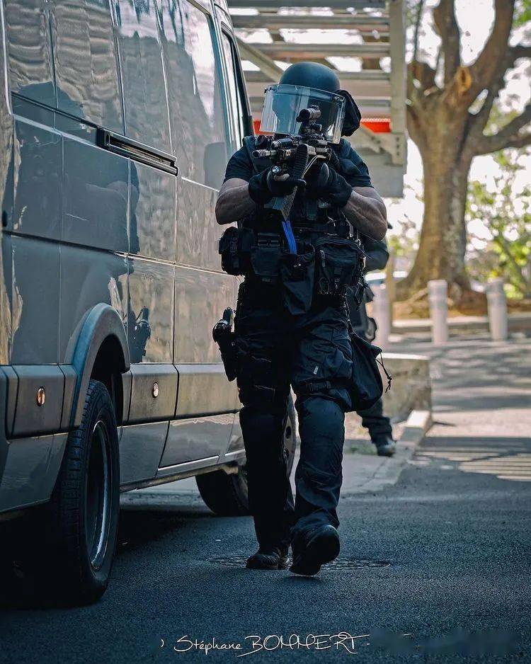 法国raid图集黑衣黑甲黑盔黑盾绝对够酷