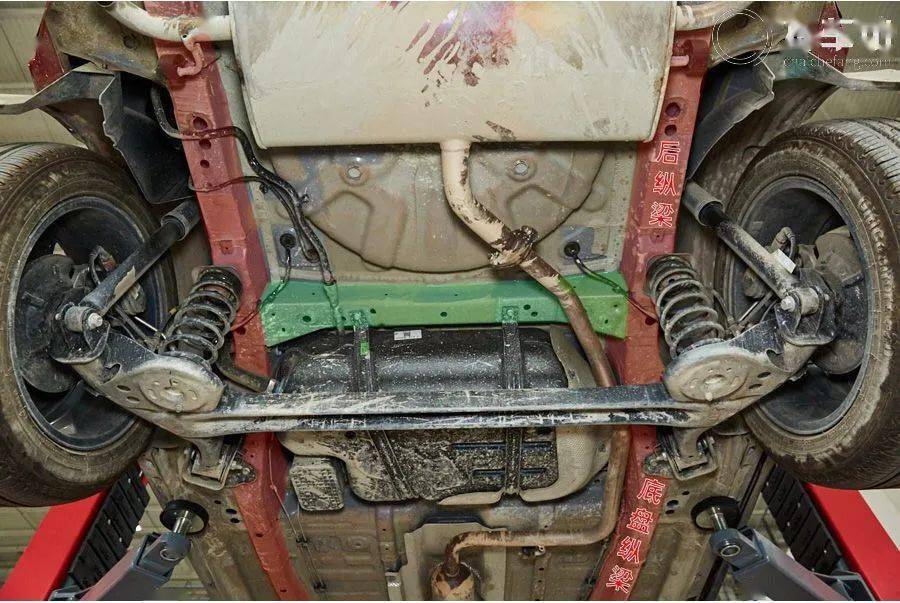 后纵梁(红色)同样采用直线,结构无衰减方式与底盘纵梁连接,在发生中速