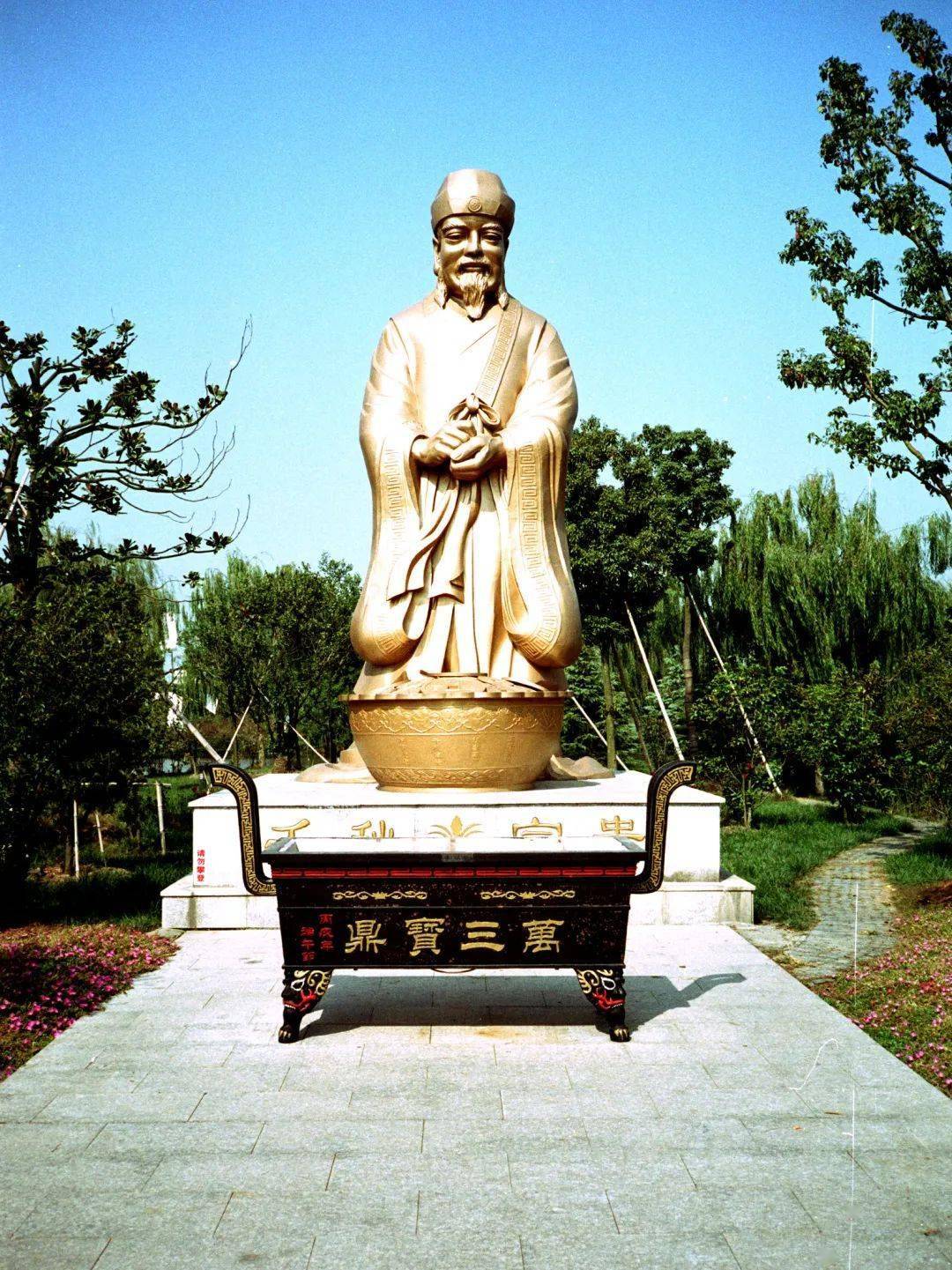 左:周庄沈万三故居的沈万三塑像和聚宝盆;右:胡雪岩故居中的胡雪岩像