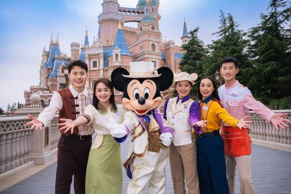 上海迪士尼5周年首波“惊喜”：蛋糕花车变装米奇亮相，还有全新夜光幻影秀_游客