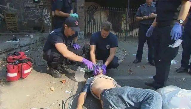 禁毒园地14岁少年吸毒过量横死街头死前吸毒视频还被放到了网上