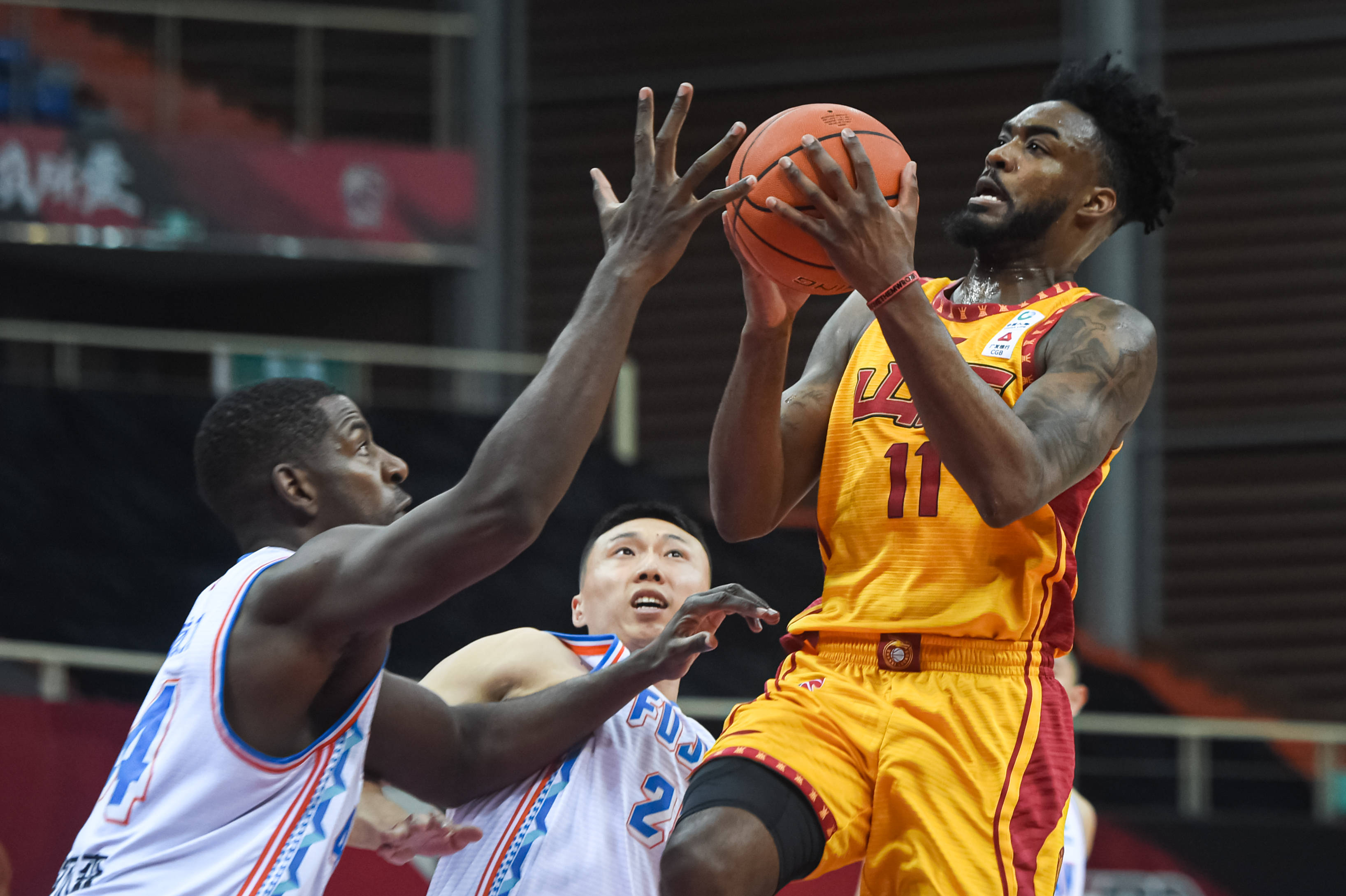 3月18日,山西汾酒股份队球员富兰克林(右)在福建豹发力队球员尼克尔森