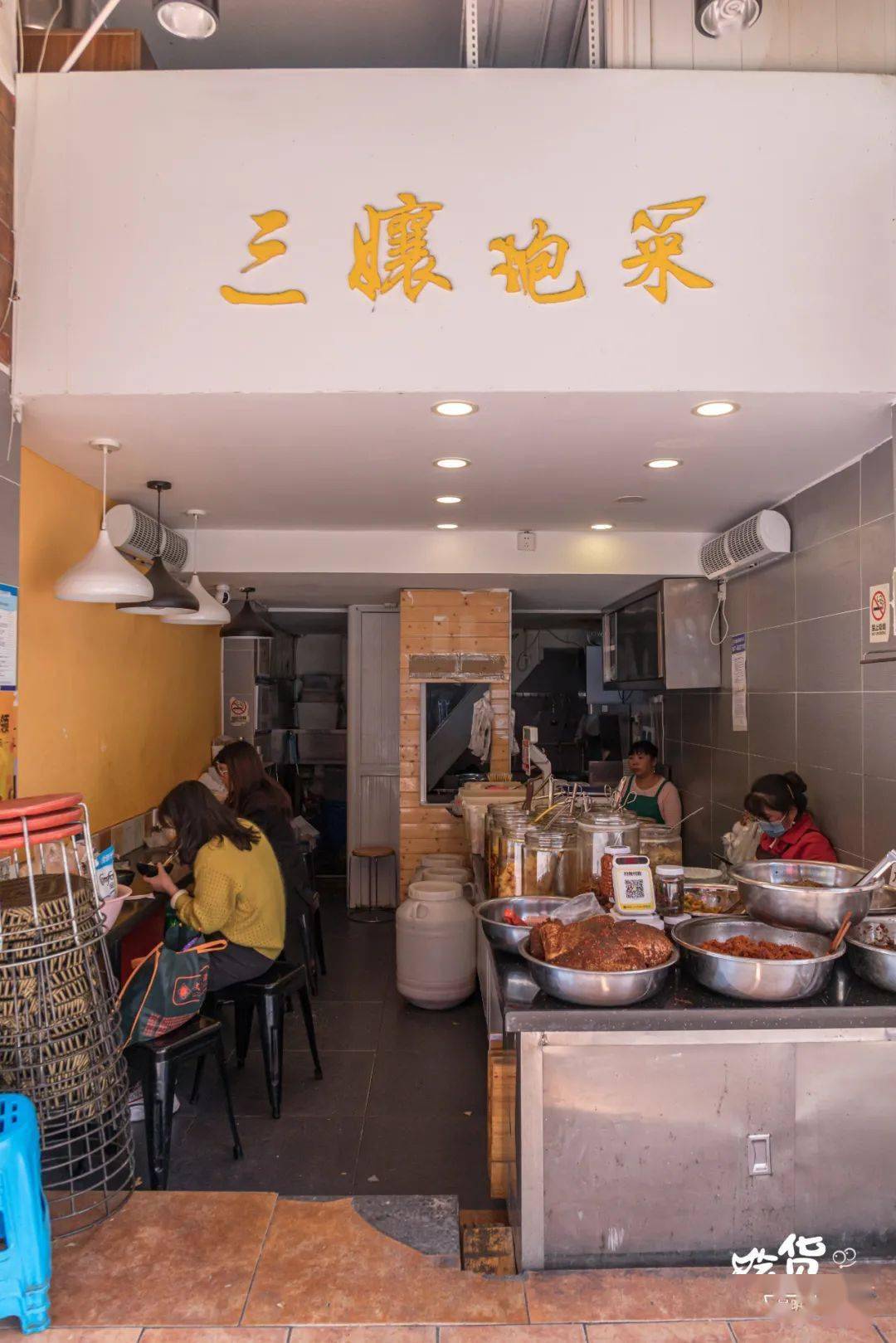 这家不足20㎡的泡菜店三天不吃就嘴馋