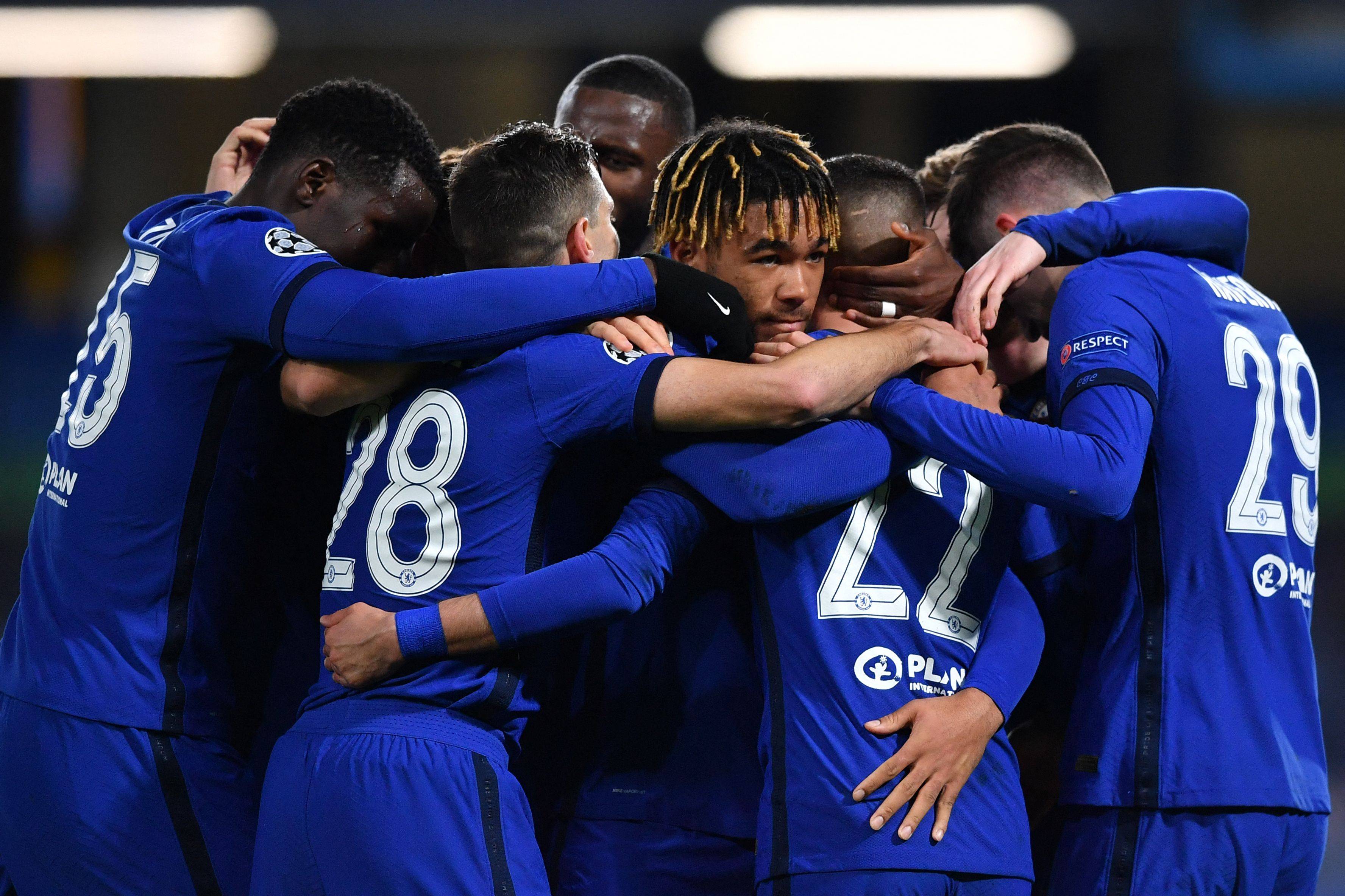 3月17日,切尔西队球员齐耶赫(右二,22号)进球后与队友庆祝.