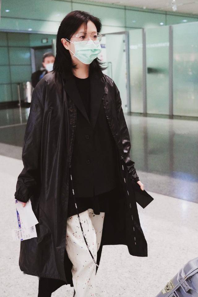 万茜衣品就是高西装拼接皮衣搭配白色牛仔裤高级又帅气