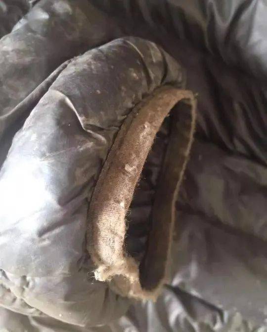 吴志宏破旧的羽绒服 在亲属从三村乡收回的遗物中,吴志宏的羽绒服破旧