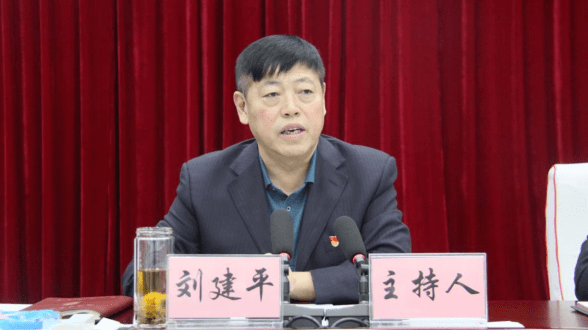 局党组书记,局长刘建平主持会议,局系统全体干部职工参加会议.
