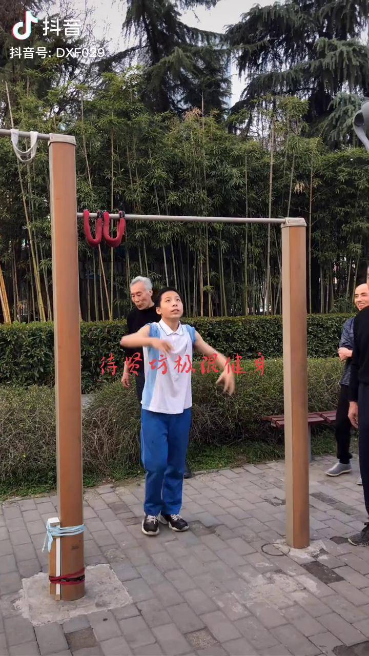 14岁初中小哥哥双力臂肌肉吊打全场少年强则国强励志加油
