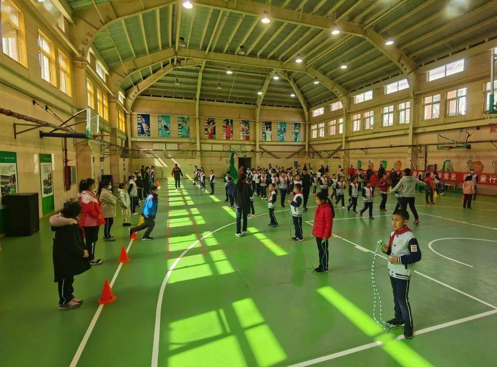 青岛铜川路小学三月彩绳舞精彩心飞扬