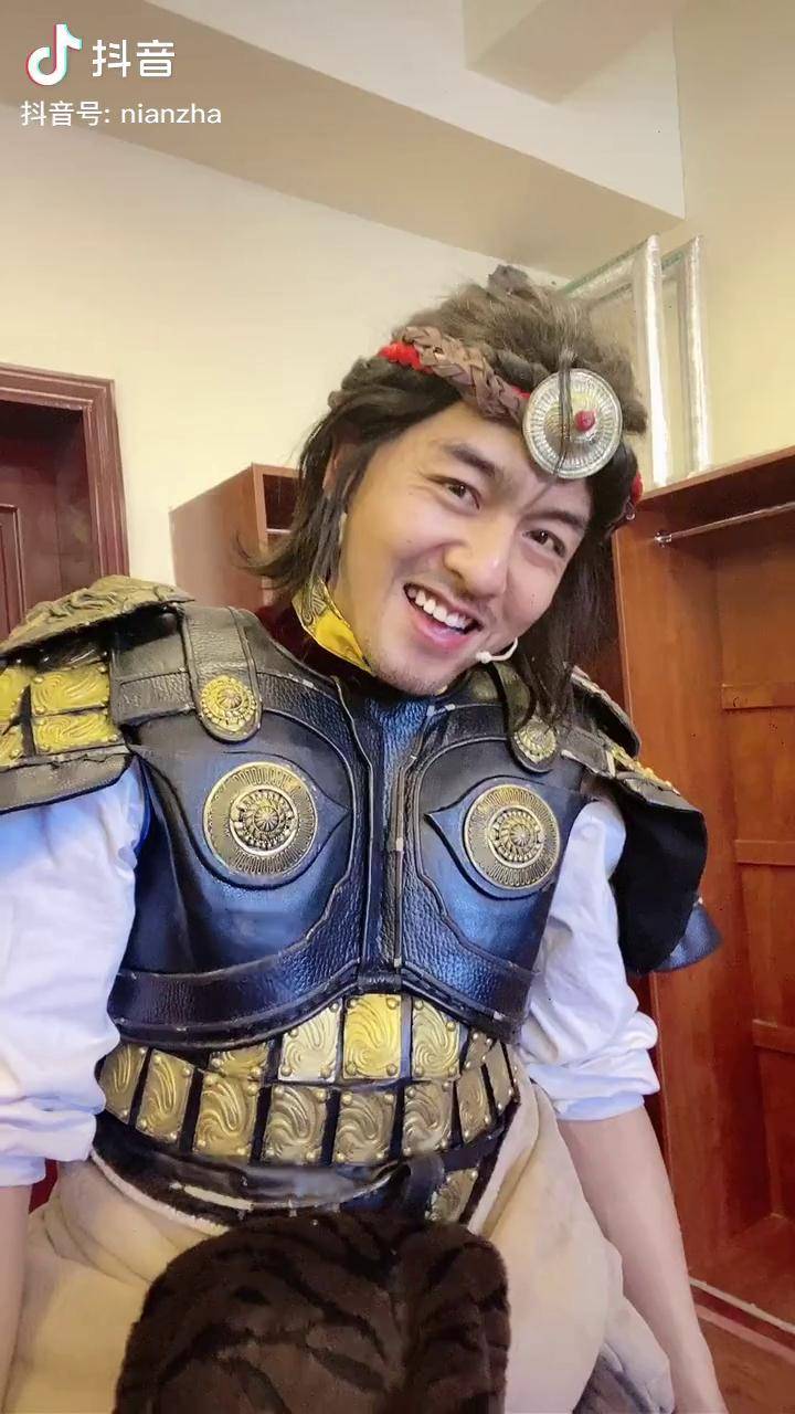 再不顺的生活也要笑着且狠狠的打过去藏族演员念扎英姿飒爽帅就完事了