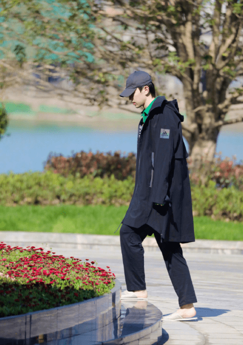 邓伦全素颜录制极挑,皮肤又白又嫩少年感十足,被赞行走的反光板