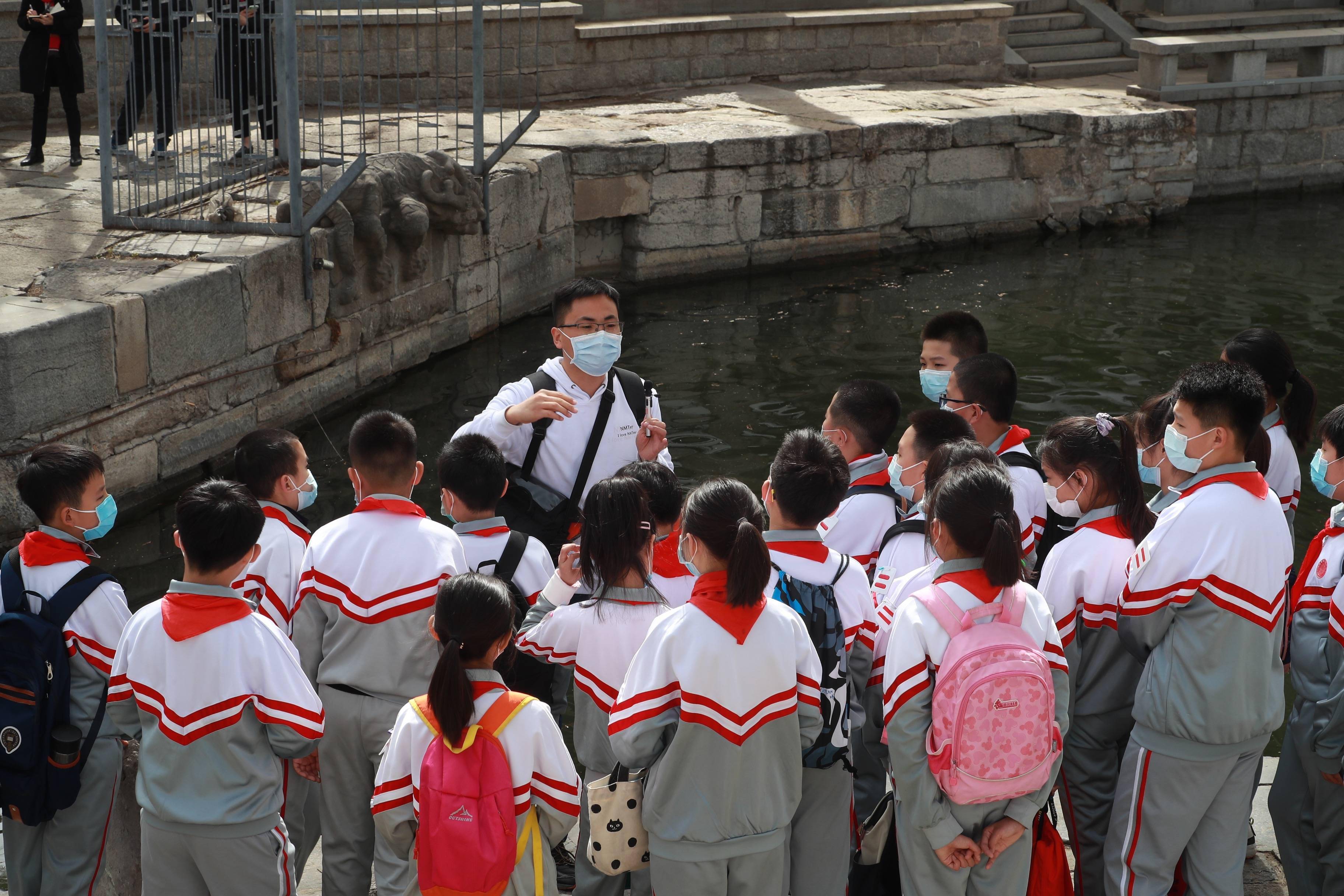 世界水日 小学生沿通惠河行走2小时探寻水文化 万宁桥