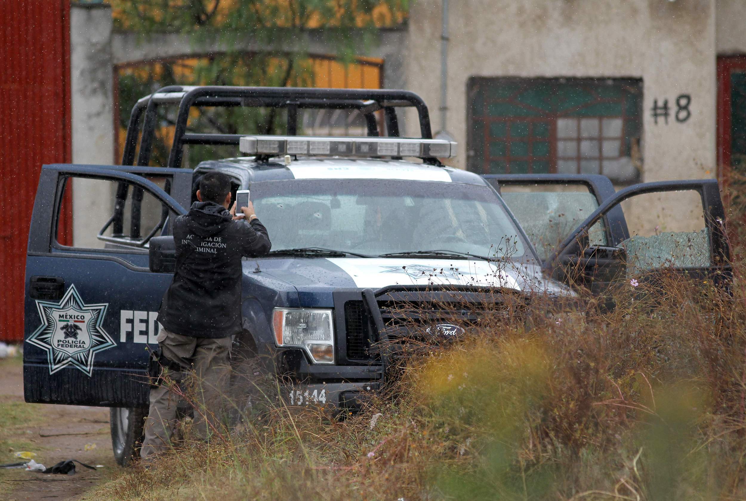 墨西哥警察车队遭犯罪团伙伏击至少13死