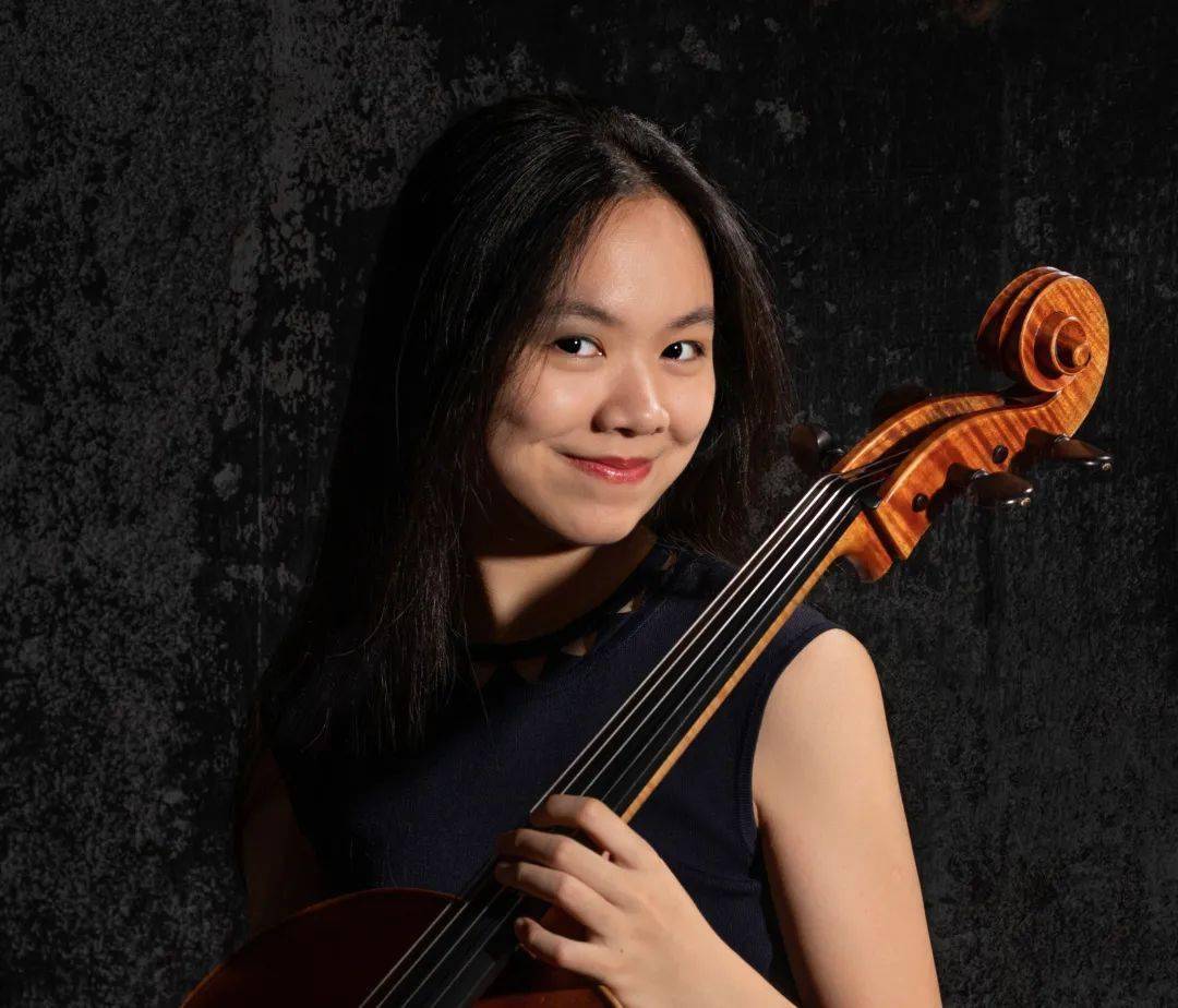 自由奔跑的新世代零零后大提琴青年音乐家娜米萨孙