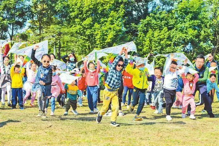 放风筝是春天的热门活动,一边快步走一边感受春意盎然,迎着春风骑行是