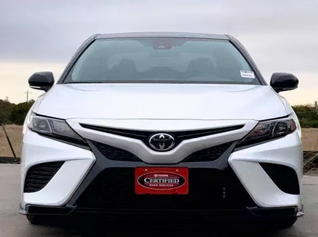 值得一提的是,新款运动版丰田凯美瑞不仅拥有全新的分体式进气格栅