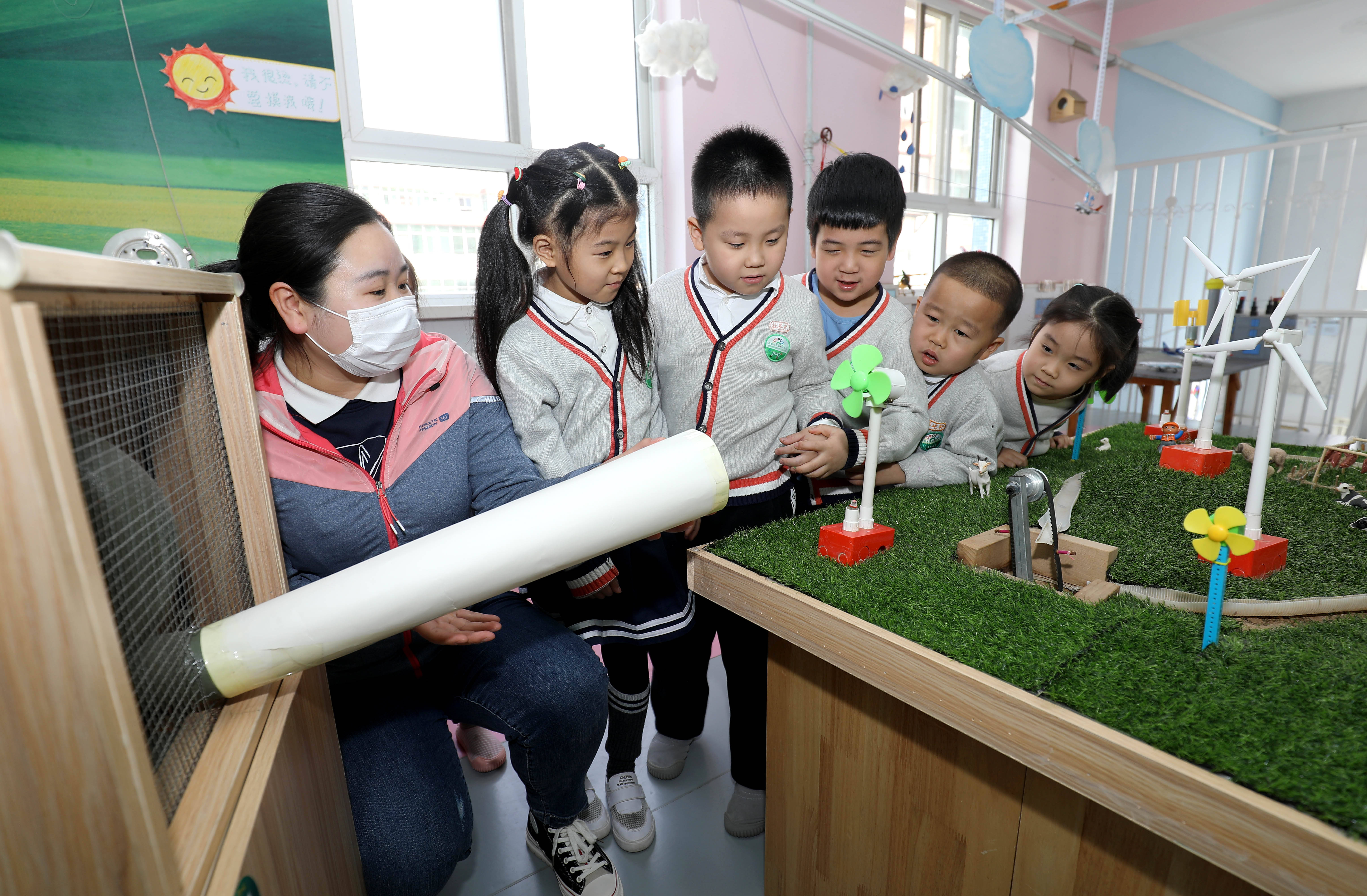 在河北省石家庄市桥西区瑞特幼儿园,老师通过风的超能力科普实验,让