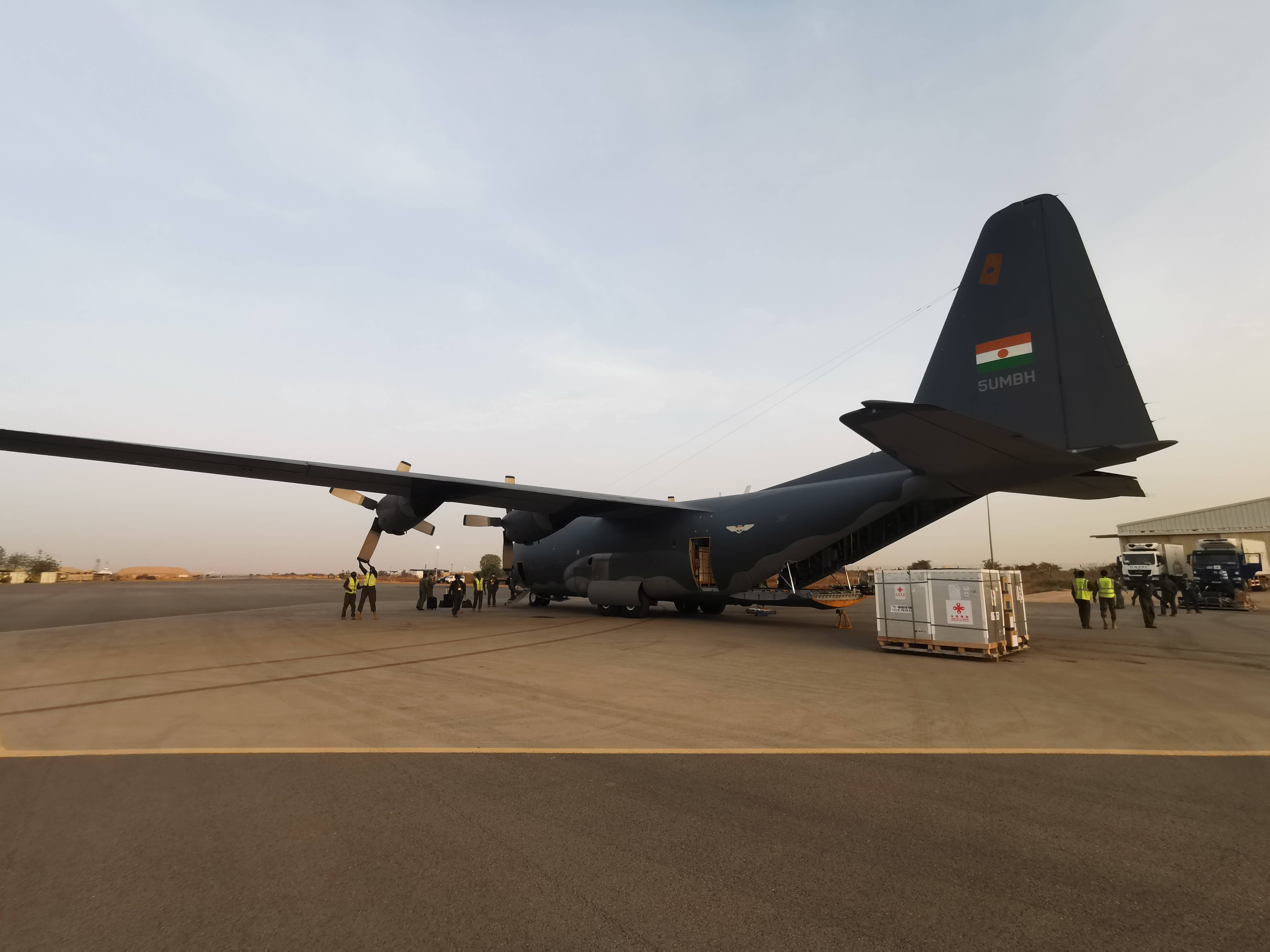 3月21日,尼日尔总统伊素福在尼亚美国际机场接受媒体采访.