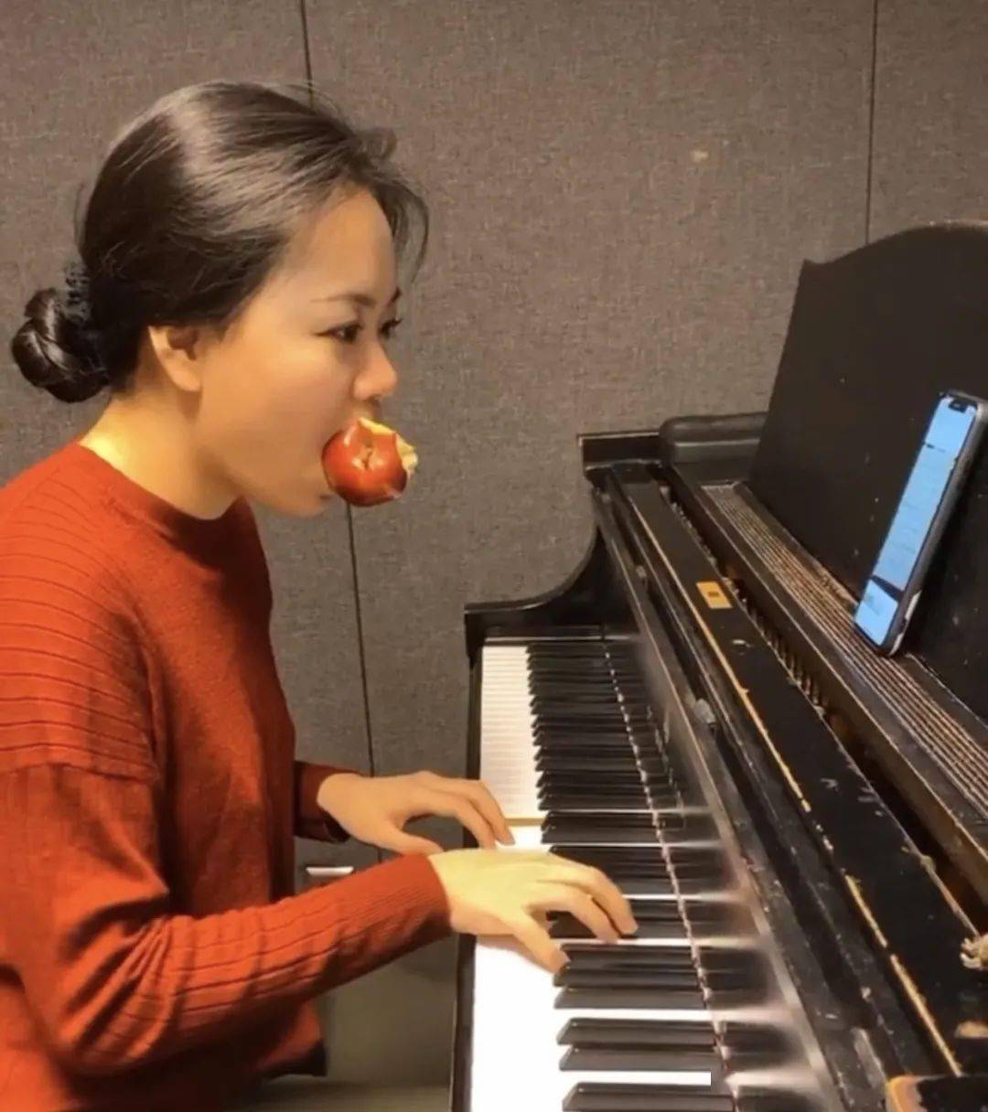 一直沿着专业大提琴演奏家道路前行的娜米萨,不仅拥有