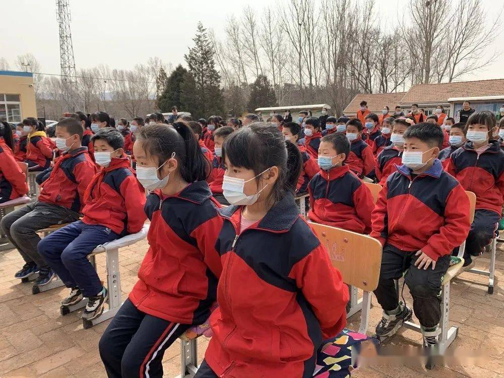 团市委携手爱心企业为卧龙岗中心小学捐赠音乐器材